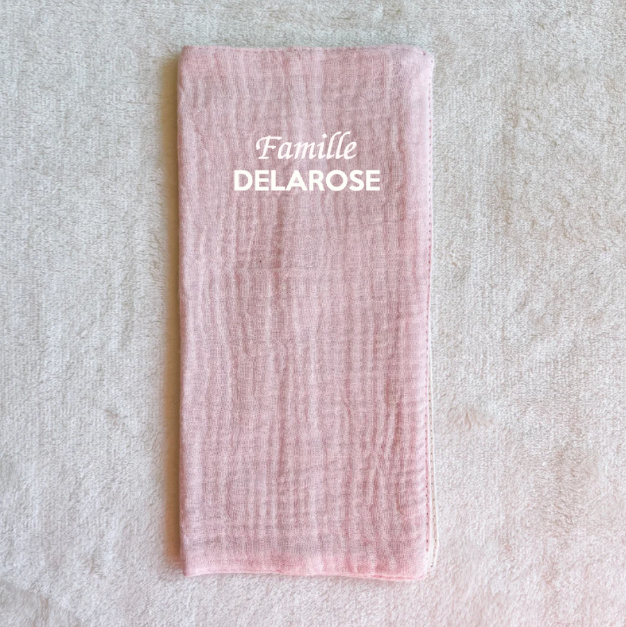 Protégez votre livret de famille avec élégance ! Optez pour un protège-livret durable, personnalisable et raffiné, idéal comme cadeau de mariage ou de naissance. 