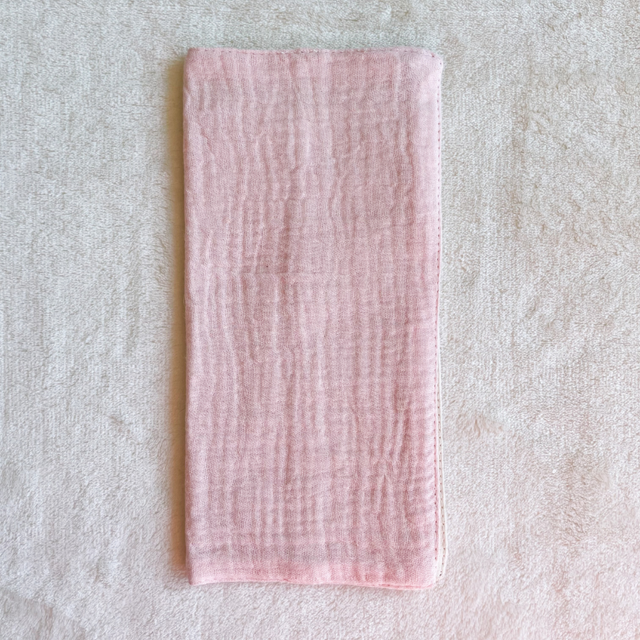Protégez votre livret de famille avec élégance ! Optez pour un protège-livret durable, personnalisable et raffiné, idéal comme cadeau de mariage ou de naissance. 