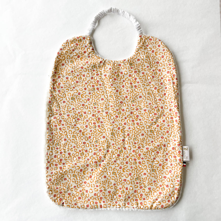 Découvrez la serviette de cantine à col élastique en double gaze, idéale pour la collectivité, la crèche, la maternelle ou la maison. Pratique et confortable, elle favorise l'autonomie des enfants au quotidien.