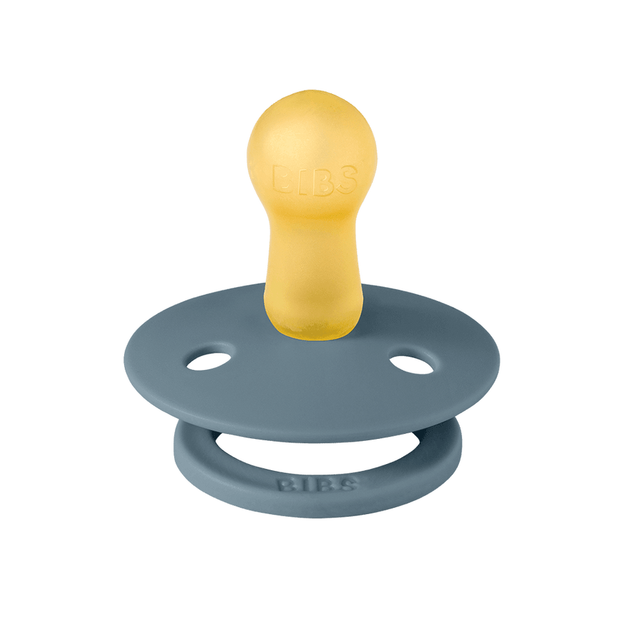 Découvrez la tétine Bibs : stylée, confortable et réconfortante. En caoutchouc naturel, sans BPA, PVC ni phtalates, elle apaise le besoin de succion et calme les angoisses de bébé.