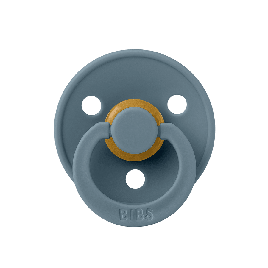 Découvrez la tétine Bibs : stylée, confortable et réconfortante. En caoutchouc naturel, sans BPA, PVC ni phtalates, elle apaise le besoin de succion et calme les angoisses de bébé.