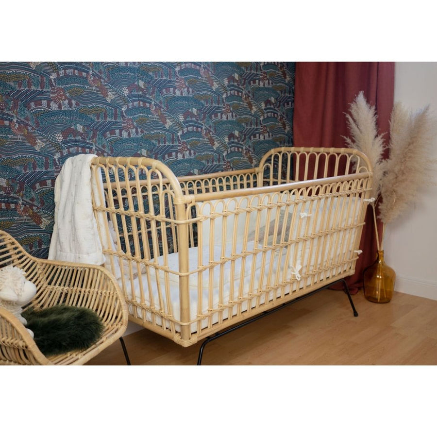 Lit bébé 60x120 cm bois et rotin luxe COQUILLAGE