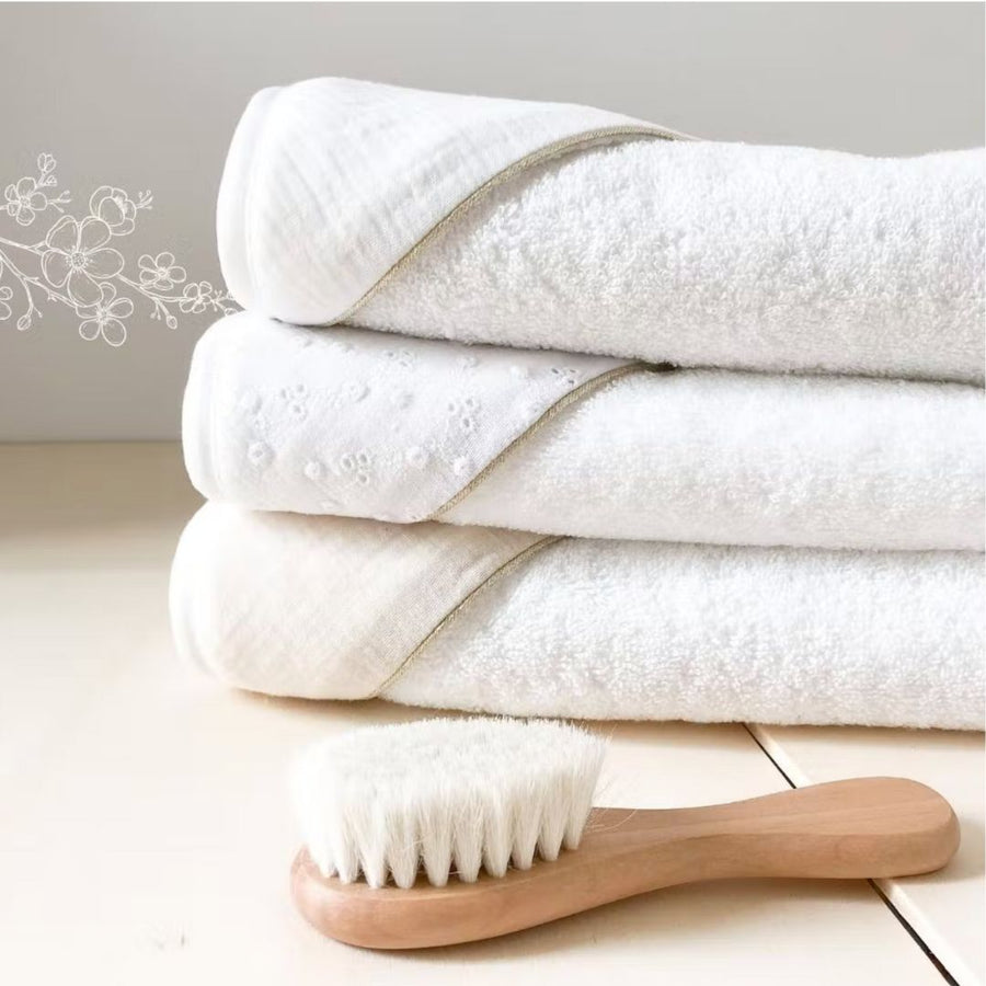 Coffret cape de bain blanc et brosse cheveux bébé