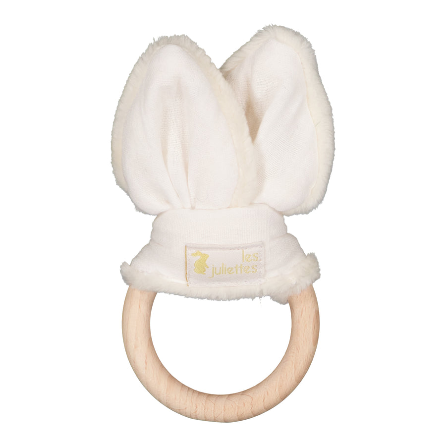 Le hochet préféré des bébés. Ses oreilles sont toutes douces et son anneau certifié est tendre à mordiller et soulage les poussées dentaires. Un petit cadeau idéal pour fêter une naissance.