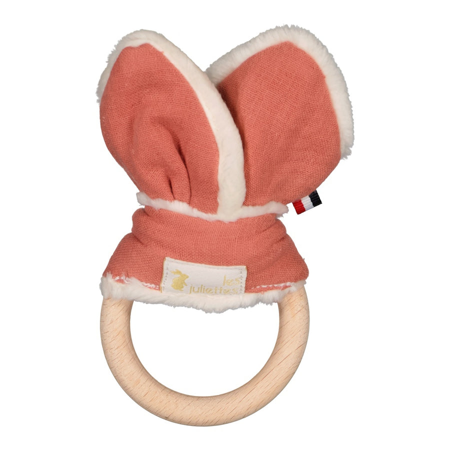 Le hochet préféré des bébés. Ses oreilles sont toutes douces et son anneau certifié est tendre à mordiller et soulage les poussées dentaires. Un petit cadeau idéal pour fêter une naissance.