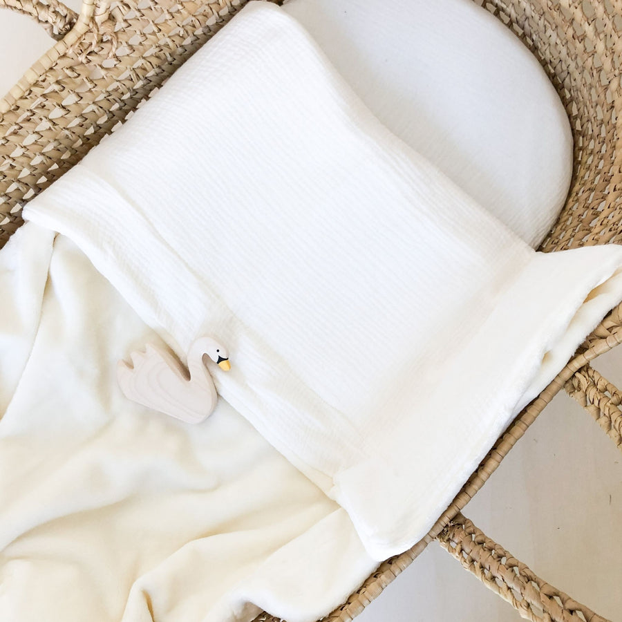 Offrez une couverture personnalisée au prénom de bébé. Douce et moelleuse, cadeau de naissance parfait en toute saison, avec une face en gaze de coton et l'autre en velours polaire, facile d'entretien !