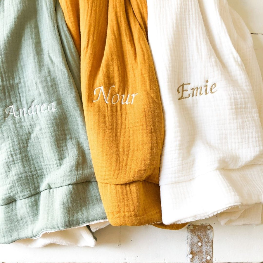 Offrez une couverture personnalisée au prénom de bébé. Douce et moelleuse, cadeau de naissance parfait en toute saison, avec une face en gaze de coton et l'autre en velours polaire, facile d'entretien !