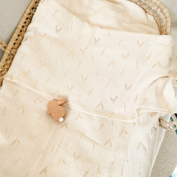 Offrez une couverture personnalisée au prénom de bébé. Douce et légère, cadeau de naissance parfait en toute saison, facile d'entretien !