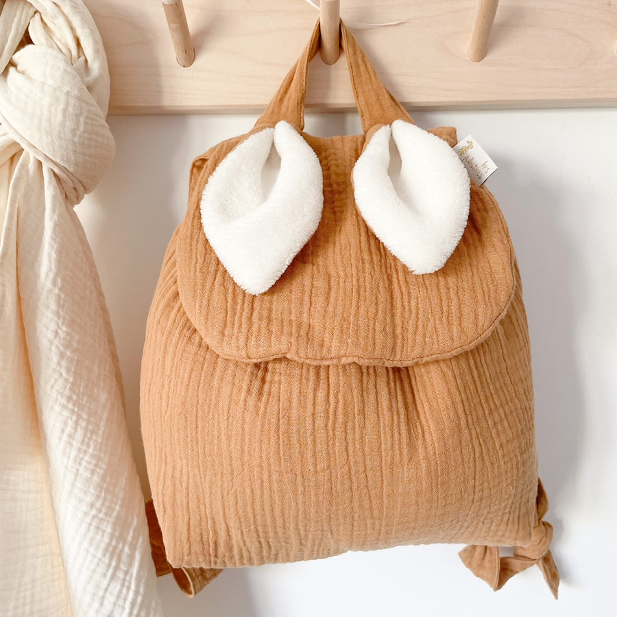 Le premier sac à dos à offrir dès la naissance. Pour l'entrée en crèche ou pour l'école maternelle, on y range un doudou, un goûter et un change. Personnalisable en double gaze ou en velours, avec ses petites oreilles de lapin toutes douces, c’est le coup de coeur des familles ! C’est le cadeau idéal à offrir pour célébrer une naissance, un anniversaire, un premier Noël. 
