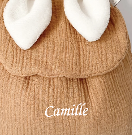 Le premier sac à dos à offrir dès la naissance. Pour l'entrée en crèche ou pour l'école maternelle, on y range un doudou, un goûter et un change. Personnalisable en double gaze ou en velours, avec ses petites oreilles de lapin toutes douces, c’est le coup de coeur des familles ! C’est le cadeau idéal à offrir pour célébrer une naissance, un anniversaire, un premier Noël. 