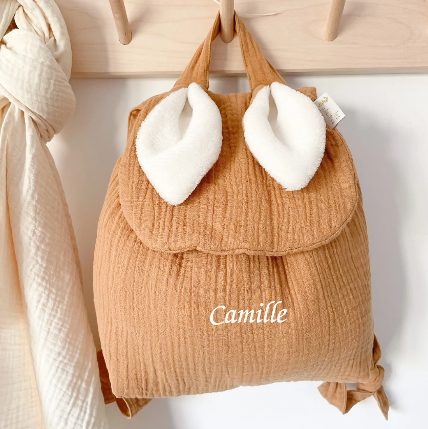 Le premier sac à dos à offrir dès la naissance. Pour l'entrée en crèche ou pour l'école maternelle, on y range un doudou, un goûter et un change. Personnalisable en double gaze ou en velours, avec ses petites oreilles de lapin toutes douces, c’est le coup de coeur des familles ! C’est le cadeau idéal à offrir pour célébrer une naissance, un anniversaire, un premier Noël. 
