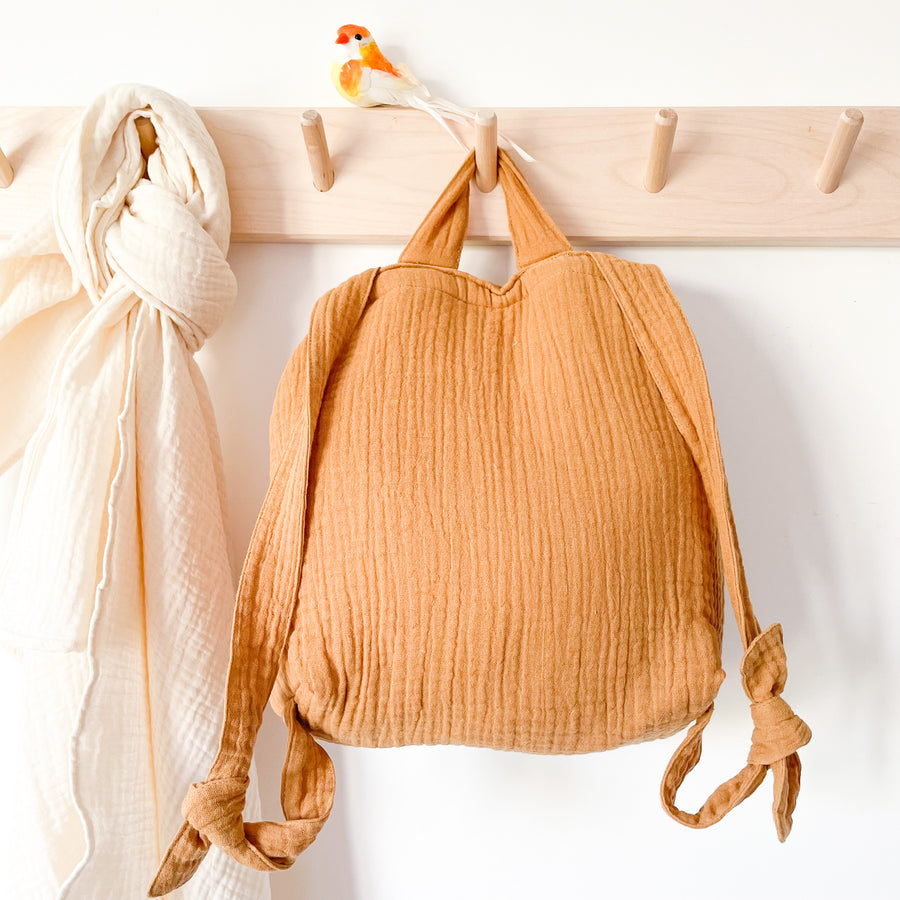 Le premier sac à dos à offrir dès la naissance. Pour l'entrée en crèche ou pour l'école maternelle, on y range un doudou, un goûter et un change. Personnalisable en double gaze ou en velours, avec ses petites oreilles de lapin toutes douces, c’est le coup de coeur des familles ! C’est le cadeau idéal à offrir pour célébrer une naissance, un anniversaire, un premier Noël. 