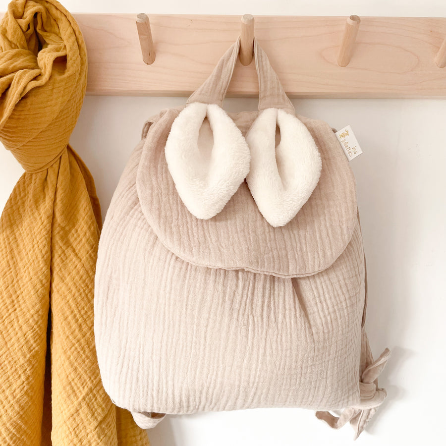 Le premier sac à dos à offrir dès la naissance. Pour l'entrée en crèche ou pour l'école maternelle, on y range un doudou, un goûter et un change. Personnalisable en double gaze ou en velours, avec ses petites oreilles de lapin toutes douces, c’est le coup de coeur des familles ! C’est le cadeau idéal à offrir pour célébrer une naissance, un anniversaire, un premier Noël. 