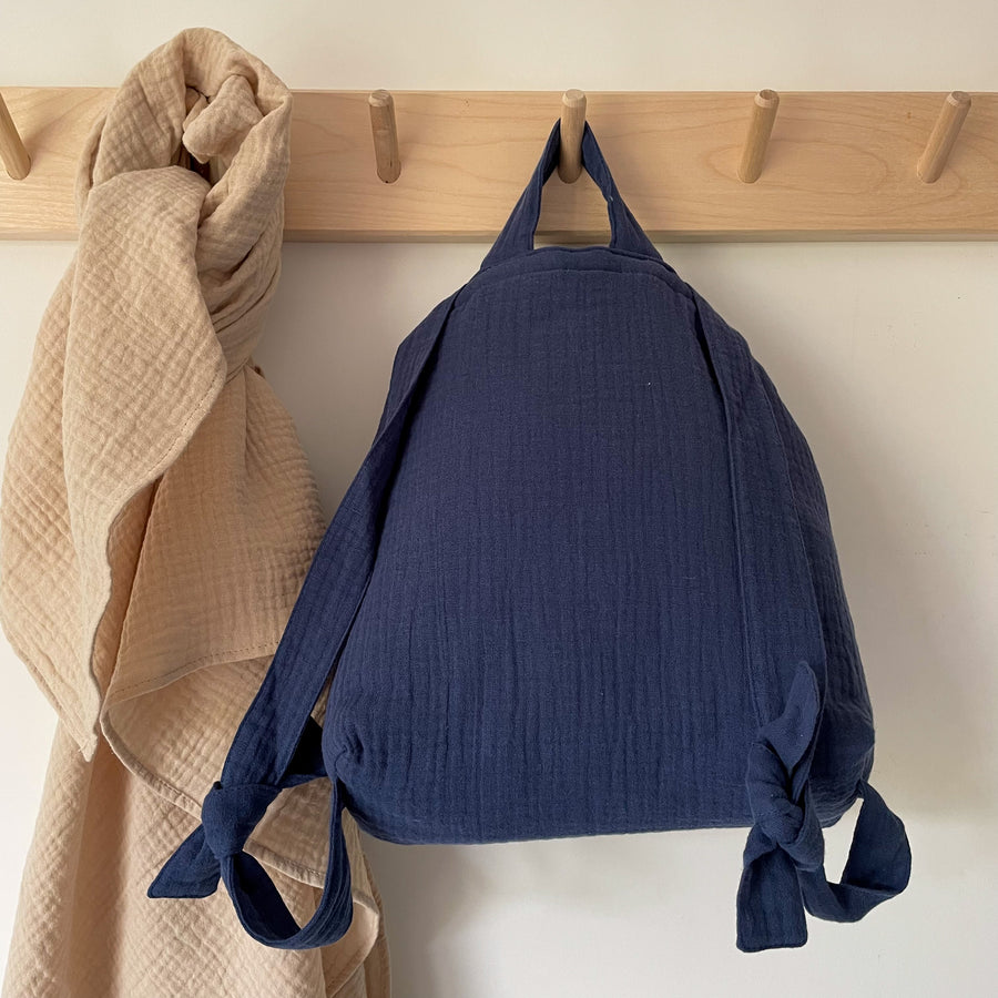 Le premier sac à dos à offrir dès la naissance. Pour l'entrée en crèche ou pour l'école maternelle, on y range un doudou, un goûter et un change. Personnalisable en double gaze ou en velours, avec ses petites oreilles de lapin toutes douces, c’est le coup de coeur des familles ! C’est le cadeau idéal à offrir pour célébrer une naissance, un anniversaire, un premier Noël. 