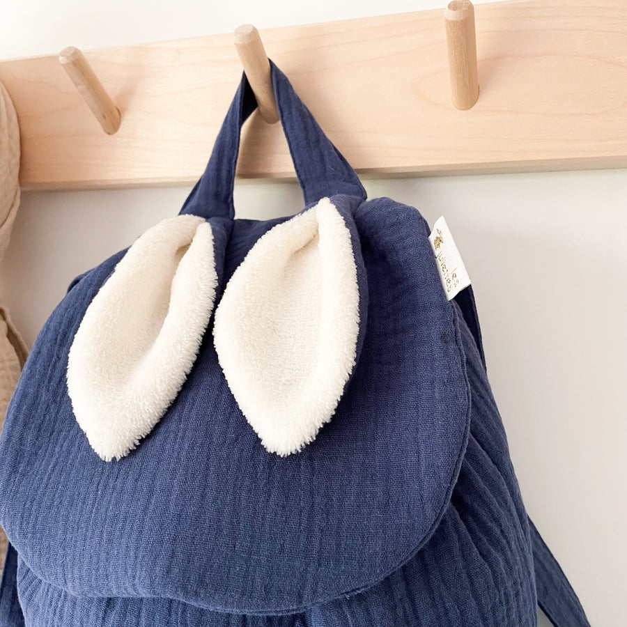 Le premier sac à dos à offrir dès la naissance. Pour l'entrée en crèche ou pour l'école maternelle, on y range un doudou, un goûter et un change. Personnalisable en double gaze ou en velours, avec ses petites oreilles de lapin toutes douces, c’est le coup de coeur des familles ! C’est le cadeau idéal à offrir pour célébrer une naissance, un anniversaire, un premier Noël. 