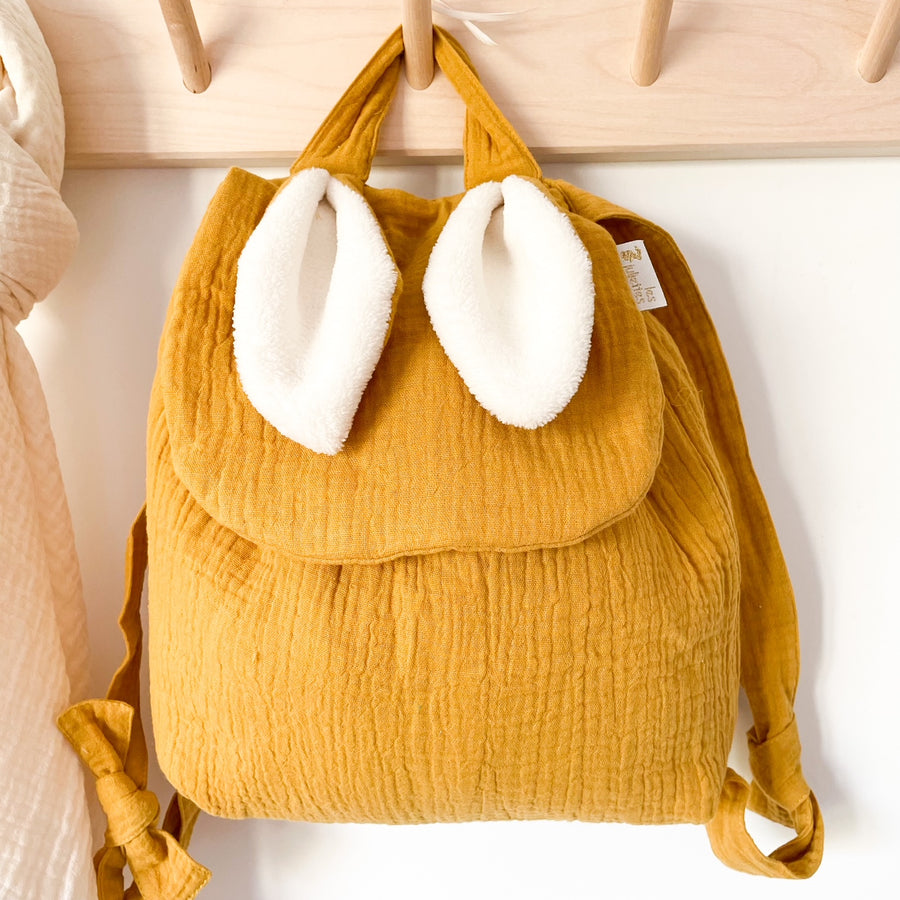 Le premier sac à dos à offrir dès la naissance. Pour l'entrée en crèche ou pour l'école maternelle, on y range un doudou, un goûter et un change. Personnalisable en double gaze ou en velours, avec ses petites oreilles de lapin toutes douces, c’est le coup de coeur des familles ! C’est le cadeau idéal à offrir pour célébrer une naissance, un anniversaire, un premier Noël. 