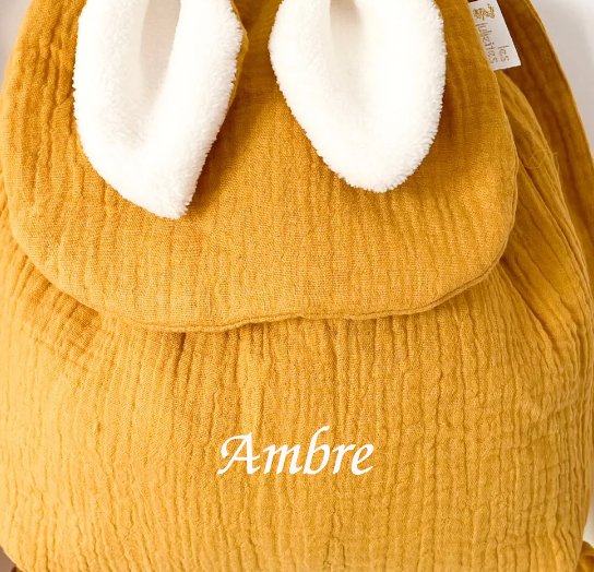Le premier sac à dos à offrir dès la naissance. Pour l'entrée en crèche ou pour l'école maternelle, on y range un doudou, un goûter et un change. Personnalisable en double gaze ou en velours, avec ses petites oreilles de lapin toutes douces, c’est le coup de coeur des familles ! C’est le cadeau idéal à offrir pour célébrer une naissance, un anniversaire, un premier Noël. 