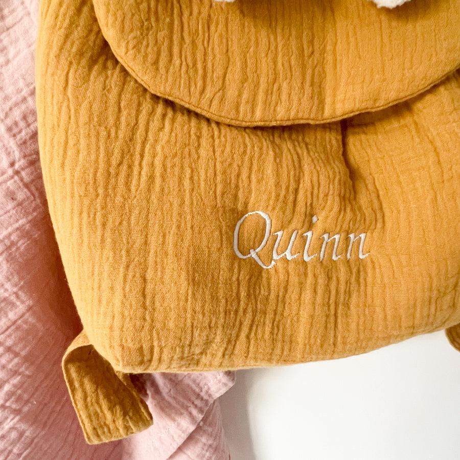 Le premier sac à dos à offrir dès la naissance. Pour l'entrée en crèche ou pour l'école maternelle, on y range un doudou, un goûter et un change. Personnalisable en double gaze ou en velours, avec ses petites oreilles de lapin toutes douces, c’est le coup de coeur des familles ! C’est le cadeau idéal à offrir pour célébrer une naissance, un anniversaire, un premier Noël. 