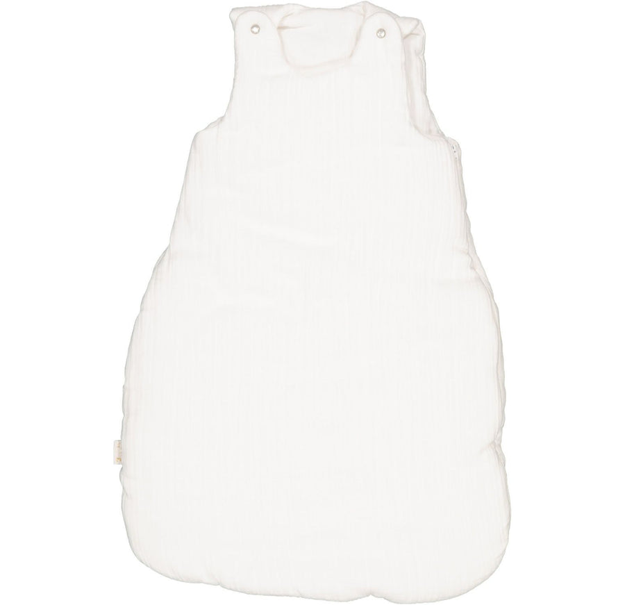 Gigoteuse en gaze de coton Oeko-Tex, ouatinée et moelleuse. Chaude et respirante TOG 2, idéale toute l’année. Boutons pression aux épaules et zip latéral. Confort parfait pour bébé !